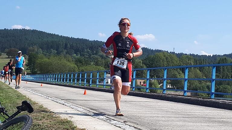 Maja Betz bei einem Triathlon am Bergsee Ratscher im thüringischen Schleusingen.