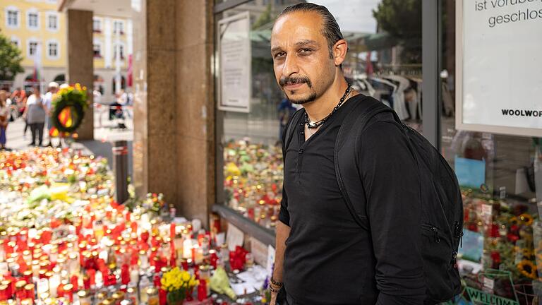 Chia Rabiei im Juni 2021 am Tatort in Würzburg: Bei der Messerattacke an Barbarossaplatz war der Kurde einer der ersten, der sich dem Täter mit einen Rucksack entgegenstellte.&nbsp; Nun ist er einer der Nebenkläger und sagte im Zeugenstand des Prozesses aus.