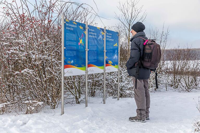 Wandertour auf dem Narr-Erholungs-Weg rund um Gadheim - hier am Mittelpunkt der Europäischen Union. Wandertour auf dem Narr-Erholungs-Weg rund um Gadheim - hier am Mittelpunkt der Europäischen Union.