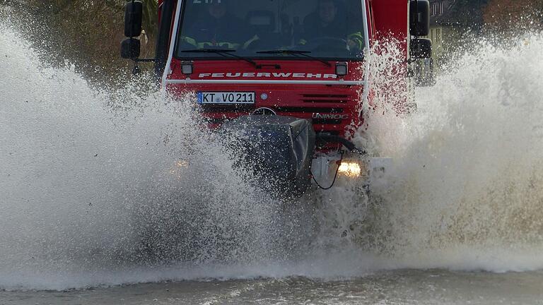 Feuerwehr im Katastropheneinsatz: Auch in Stadt und Landkreis Kitzingen spielt das Wetter immer öfter verrückt (Symbolbild). Um so wichtiger sind Schutz und Vorsorge seitens der Kommunen.