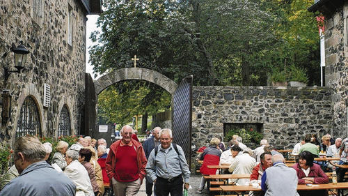 Die Wirtschaftsbetriebe am Kloster Kreuzberg haben sich mit dem Kloster Engelberg bei Miltenberg zur &bdquo;Franziskaner Klosterbetriebe GmbH&ldquo; zusammengeschlossen. Hintergrund ist die Zusammenführung aller vier deutschen Franziskanerprovinzen in zwei Jahren.