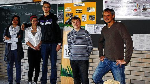 Arbeitsnachweise schmücken auch im Kassenzimmer der 9 P die Zimmerwände. Die Schülerin Christin Noshi und ihr Mitschüler Dominik Erb sowie Michael Trapp werden eingerahmt von der Sozialpädagogin Annabel Börner (links) und Klassenlehrer Achim Libischer.