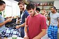 Group of friends in pajamas cooking breakfast together       -  Der gemütliche gemeinsame Küchenabend in der WG: Das Ideal stimmt allerdings nicht immer mit der Wirklichkeit überein.