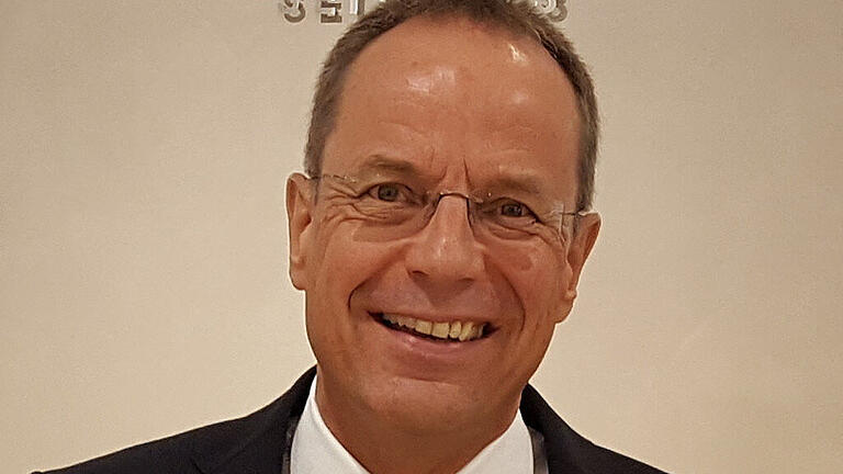 Carl Schlier aus Würzburg, Modehaus Schlier       -  Carl Schlier aus Würzburg, Modehaus Schlier - Zugegeben: Die Geschäftsschließung Mitte März hat unser gesamtes Team hart getroffen. Wir haben in den letzten Wochen gelitten. Wir haben geweint, wir waren geschockt und wir waren fassungslos. Aber wir haben auch verstanden, die gesellschaftlichen Herausforderungen angenommen und unseren Teil zum Gemeinwohl beigetragen. Um die behördlichen Vorgaben nach der Wiedereröffnung einzuhalten, haben wir viel unternommen. Es wurde gewerkelt und geweißelt, gereinigt und desinfiziert. Meine Frau hat für die Belegschaft Behelfsmasken genäht. Wir hoffen, alles getan zu haben, um den Einkauf unter den gegebenen Umständen sowohl so angenehm als auch so sicher wie möglich zu gestalten. Was mir dabei Mut macht: In der Krisenzeit haben wir uns auf unsere Stärke besonnen - unseren Teamgeist. Der ist unschlagbar. Und deshalb haben wir uns auch unglaublich schnell wieder zusammengerauft und hinter den Kulissen zusammengehalten. Auf eine Art und Weise, die mich als Chef sehr stolz auf mein Team macht. Über dem Schlier-Personaleingang in der Schustergasse kann es jeder Passant nachlesen, da steht: '...die besten Mitarbeiter der Welt'. Danke Euch allen! Auch Sie, liebe Kundinnen und Kunden, waren unglaublich. Sie haben uns belohnt mit so vielen Bestellungen und Aufträgen. Sie waren geduldig. Und Sie waren fantastisch mit so vielen aufmunternden E-Mails, persönlichen und handgeschriebenen Briefen sowie tollen Gesprächen am Telefon. Ihnen allen möchte ich an dieser Stelle sehr herzlich Danke sagen. Danke, dass Sie uns „auch in schlechten Zeiten“ die Treue gehalten haben.
