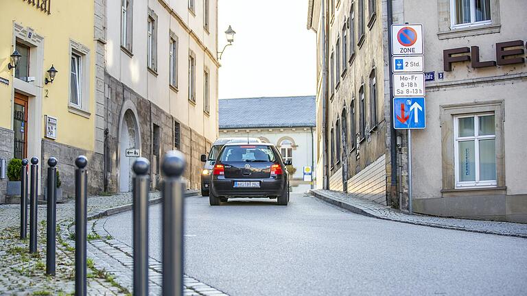 Der Steinertsplatz, der eine Auffahrt zum Eltmanner Marktplatz bildet, ist ein bekanntes Nadelöhr. Der Steinertsplatz, der eine Auffahrt zum Eltmanner Marktplatz bildet, ist ein bekanntes Nadelöhr.