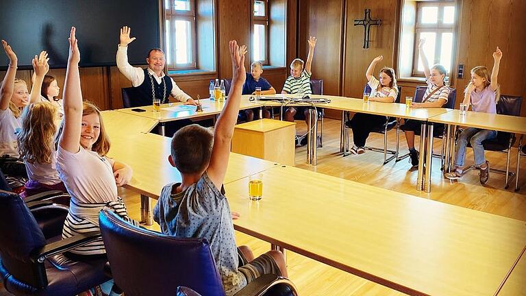 Erster Bürgermeister Christian Keller und die teilnehmenden Kinder. Erster Bürgermeister Christian Keller und die teilnehmenden Kinder.