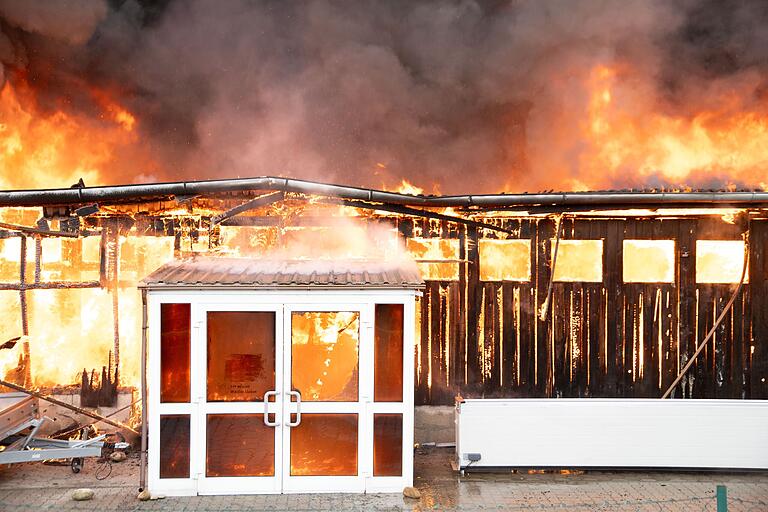 Völlig abgebrannt ist diese Lagerhalle in Gereuth im Landkreis Haßberge. Mit der Halle gingen über 40 hier abgestellte Fahrzeuge in Flammen auf.&nbsp;