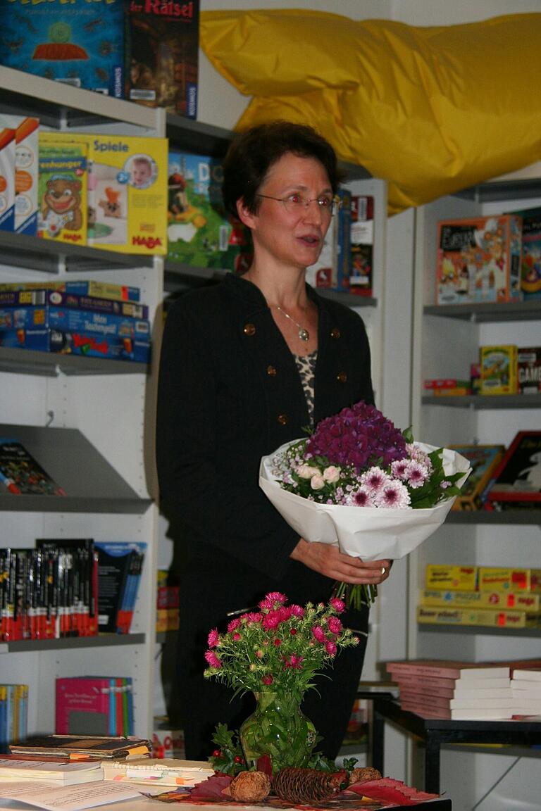 Kristina Brenner erhielt vom Büchereiteam einen Blumenstrauß. Kristina Brenner erhielt vom Büchereiteam einen Blumenstrauß.