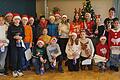 Englischlehrerin Lisa Bergmann zusammen mit den Schülerinnen und Schülern der Klasse 5c, die für ihre weihnachtlichen Gesangsdarbietungen ein süßes Dankeschön von der Seniorenresidenz Wiesentheid erhalten haben.