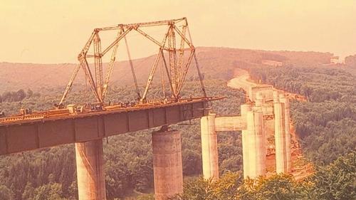 50 Jahre ist dieses Bild alt: ein Blick über das Haseltal, als 1960 mit dem Bau der ersten Brücke begonnen wurde.ARCHIVFOTO: HERMANN BROD