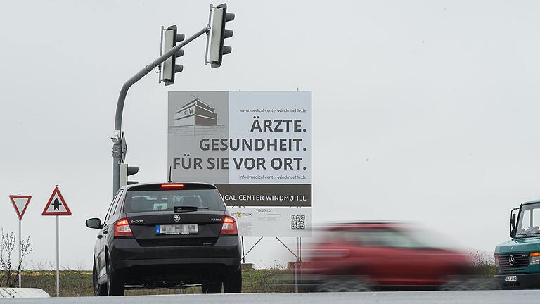 Ein Schild verweist an der B19 am Ortseingang von Unterpleichfeld auf den bevorstehenden Bau des Ärztehauses.