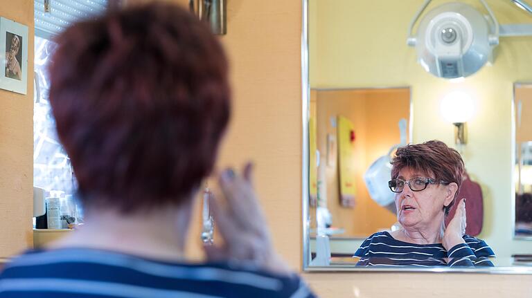 Brigitte Hörber in ihrem Friseursalon im Würzburger Stadtteil Unterdürrbach.&nbsp;