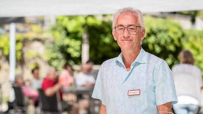 Raimund Binder steht im Garten des Marie-Juchacz-Hauses in Würzburg. Der Leiter ist froh über den modernen Standard der AWO-Einrichtung. Das Haus wurde 2019 eröffnet.