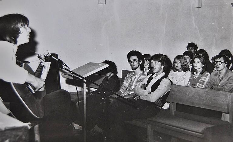 Vor 40 Jahren gastierte Clemens Bittlinger in der evangelischen Kirche von Bad Königshofen. Niemand ahnte damals, was aus diesen Anfängen einmal werden sollte. Vor 40 Jahren gastierte Clemens Bittlinger in der evangelischen Kirche von Bad Königshofen. Niemand ahnte damals, was aus diesen Anfängen einmal werden sollte.