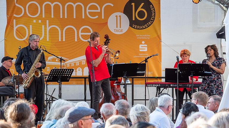 Großer Konzertabend vor der Schweinfurter Kunsthalle bei Jazz meets Chor. Die Jamniks sind ein Sextett, das Jazz für alle bietet.