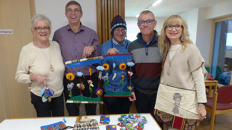 Die Handarbeiten aus Cusco werden auf dem Weihnachtsmarkt am 8. Dezember zum Verkauf angeboten. Traudl Lommel,  Norbert Karch, Pfarrer Thomas Klemm, Heimleiter Volker Nack und Petra Gram freuen sich über die tollen Handarbeiten.