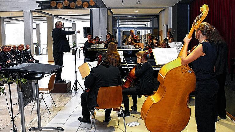 Musik, die begeistert: Das Konzert für vier Klaviere und Orchester hatte beim Festakt im MPG Premiere. Magdalene Schmid-Schindler war für die Einstudierung verantwortlich, die Leitung hatte Heinz Pallor.