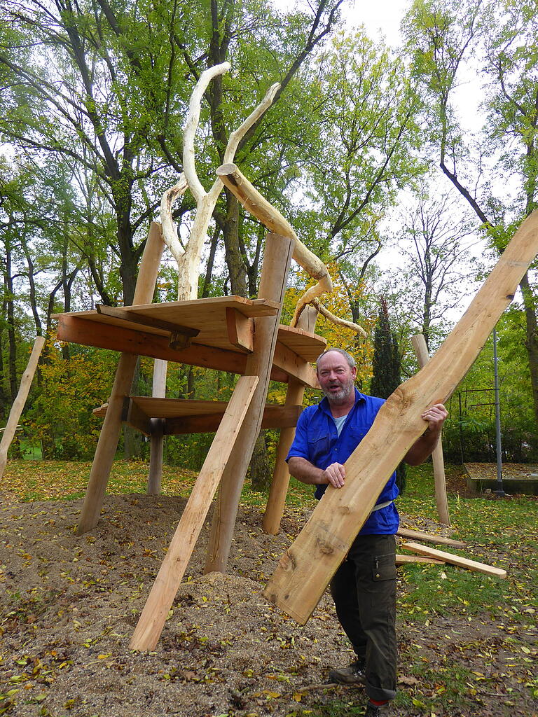 Eine soziale Skulptur ensteht. Projektleiter Matthias Sauer vor der Bewegungslandschaft, die den Mittelpunkt des neuen Spielraums bildet.