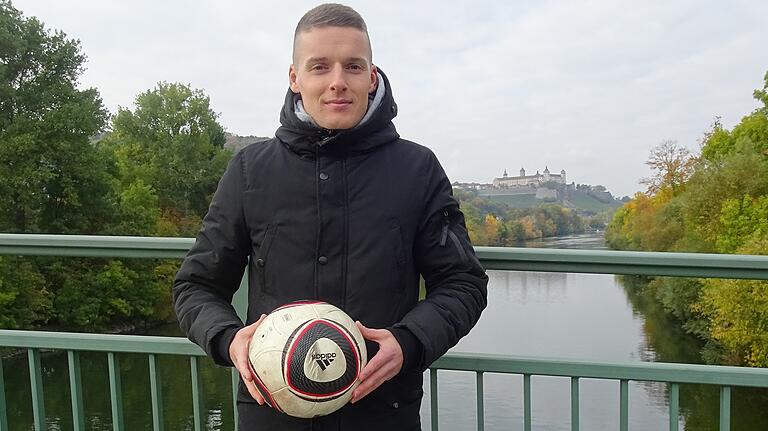 "Ich bin schon so etwas wie ein Fußballromantiker." Dennie Michel, Mittelfeldspieler des Würzburger FV. "Ich bin schon so etwas wie ein Fußballromantiker." Dennie Michel, Mittelfeldspieler des Würzburger FV.