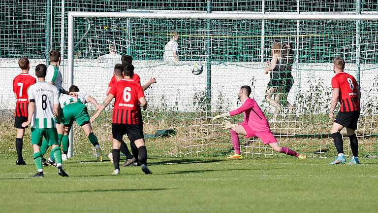 Marvin Schäfers Kopfball zum 1:0 für den SV Kürnach. Der SV gewann gegen Dettingen mit 3:1 (2:0).