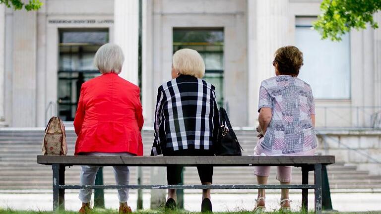 Jeder zweite männliche Neurentner im Alter von 63 bis 65 Jahren erfüllt die Voraussetzung für die geplante abschlagfreie Frührente, aber nur jede siebte Frau. Foto: Julian Stratenschulte       -  Frührentner können unter Umständen Anspruch auf Bürgergeld haben.