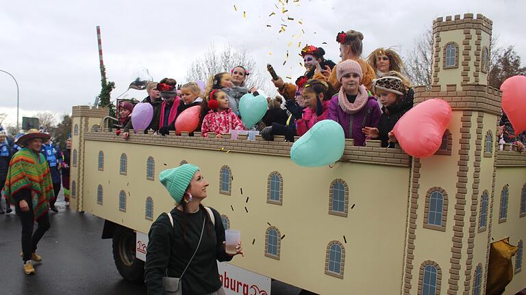Bunter Faschingszug im Wetter-Grau: Beim Umzug der Kokage in Wiesentheid war einiges los.