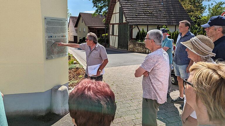 Kurt Schäfer erläuterte die für so eine kleine Gemeinde eher ungewöhnliche Befestigungsanlage, deren Reste alle verschwunden sind.