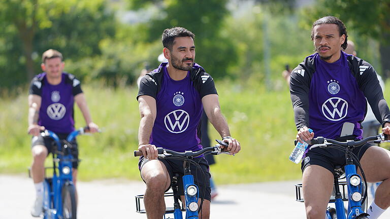 Öffentliches Training der Nationalmannschaft in Herzogenaurach       -  Drahtesel statt Luxuskarosse: Mit dem Fahrrad kamen die Nationalspieler Ilkay Gündogan und Leroy Sane (rechts) zum öffentlichen Training in Herzogenaurach.