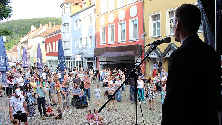 Stadtfest Bad Brückenau 2024: Eröffnungsabend       -  Eröffnungsrede des Bürgermeisters Jan Marberg am Stadtfest 2024