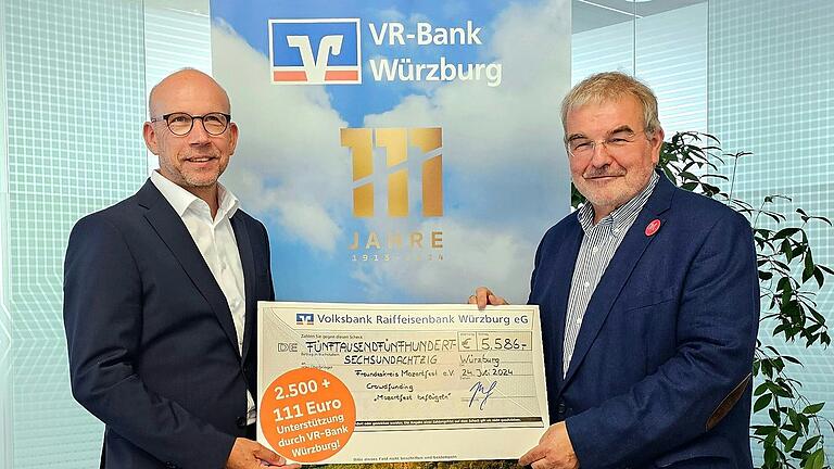 Auf dem Foto (von links): Joachim Erhard, Vorstandssprecher VR-Bank Würzburg Franz Erich Kollroß, Vorsitzender Freundeskreis Mozartfest Würzburg e. V.