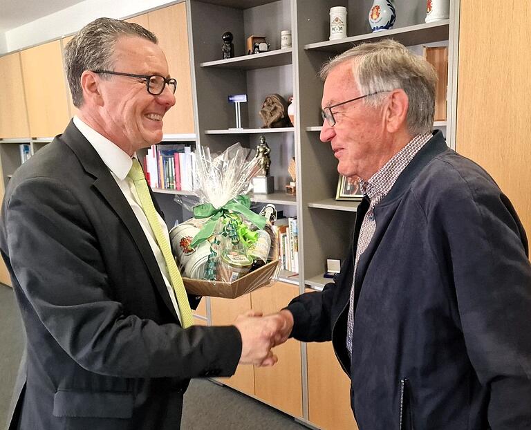 Bürgermeister Jürgen Götz (links) dankte Werner Röhm (rechts) für seine 14-jährige Tätigkeit als Obmann der Veitshöchheimer Feldgeschworenen. Bürgermeister Jürgen Götz (links) dankte Werner Röhm (rechts) für seine 14-jährige Tätigkeit als Obmann der Veitshöchheimer Feldgeschworenen.