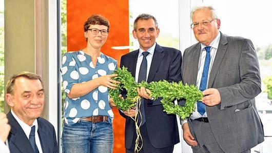 Großer Dank an den Retter des Königsberger Hallenbades: Bürgermeister Claus Bittenbrünn (rechts) überreichte an Otto Kirchner (Mitte) und Michaela Fietz symbolisch einen Schlüssel, auch stellvertretender Landrat Oskar Ebert freut sich über die Wiedereröffnung.