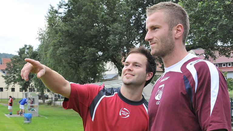 Ein Bild aus dem Jahr 2011: Christoph Zanetti (rechts), ab kommender Saison Spielertrainer beim TSV Homburg, als Spieler des SV Altenbuch mit seinem damaligen Coach Jochen Winkler.