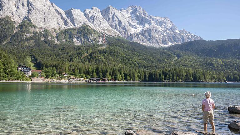 Der Eibsee liegt in der Nähe von Garmisch-Partenkirchen und bietet einen freien Blick auf die Zugspitze. Urlauber können in der Region Wandern, Radfahren und Wassersport betreiben.