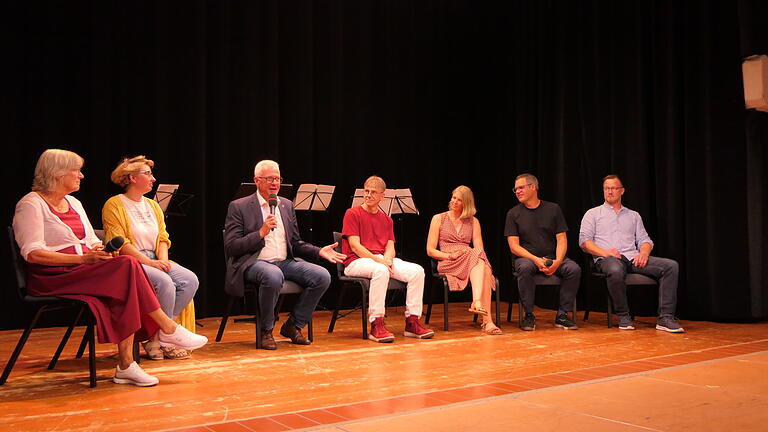 Zur Einweihung der neuen Waldorfschule gab es ein kurzweiliges Podiumsgespräch mit (von links): Annette Achilles (Geschäftsführerin), Ann-Kathrin Fabritz (Schulköchin), Bürgermeister Günther Werner, Lehrer Peter Groh, Lehrerin Ursula Brand, Architekt Olaf Hübner und Elternteil Michael Friedrich (Baukreis).