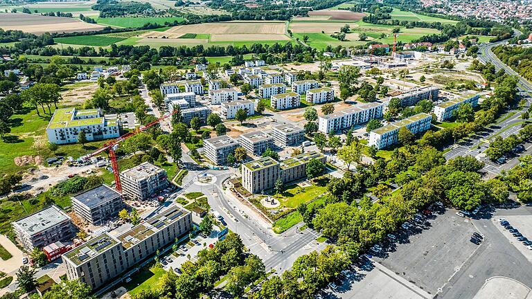 Auf der Drohnenaufnahme des neuen Schweinfurter Stadtteils Bellevue ist die Veränderung zu früher gut erkennbar: Zahlreiche neue Wohnhäuser sind schon fertig, an vielen anderen wird gebaut.