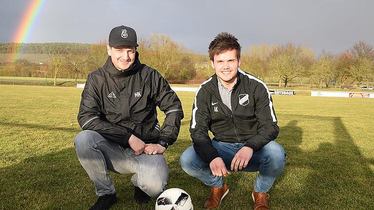 Die beiden Brüder Markus (links) und Andreas Köhler. Markus Köhler, Trainer der Karlburger Reserve, im Outfit des TSV Karlburg, sein jüngerer Bruder Andreas mit Jacke des TSV Retzbach.