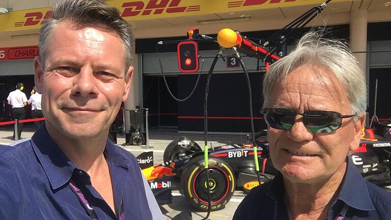 Oliver Sittler aus Rieneck (links)&nbsp; ist Formel-1-Kommentator in der Schweiz. Beim Saisonstart 2023 in Bahrain steht er mit Co-Kommentator Marc Surer vor dem Auto von Weltmeister Max Verstappen.