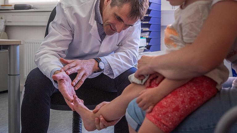 Behandelt auch viele Kinder mit seltenen muskuloskelettalen Krankheiten: der Würzburger Orthopäde Dr. Lothar Seefried. Behandelt auch viele Kinder mit seltenen muskuloskelettalen Krankheiten: der Würzburger Orthopäde Dr. Lothar Seefried. 