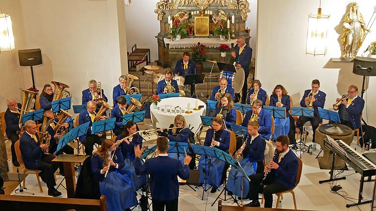 Die Musikkapelle Rieden bei ihrem vorweihnachtlichen Kirchenkonzert in der Pfarrkirche St. Odilia. Die Musikkapelle Rieden bei ihrem vorweihnachtlichen Kirchenkonzert in der Pfarrkirche St. Odilia.