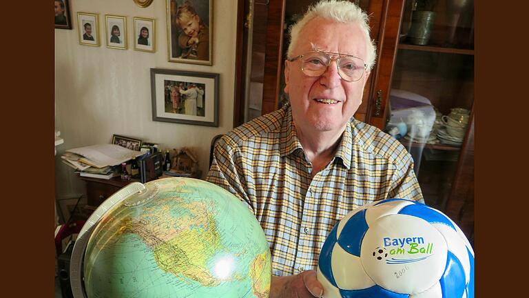 Der Würzburger Georg Götz bekam einen Ball von Franz Beckenbauer geschenkt.