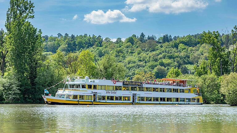 Das Fahrgastschiff 'Alte Liebe' fährt täglich von Würzburg nach Veitshöchheim. Das Fahrgastschiff 'Alte Liebe' fährt täglich von Würzburg nach Veitshöchheim. 