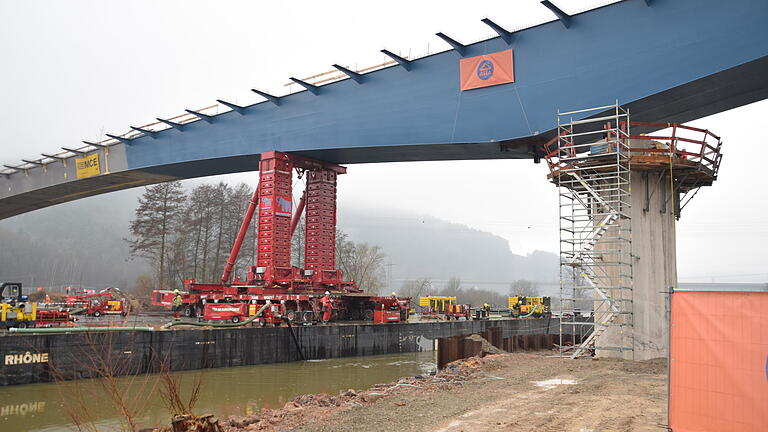Das Einschwimmen des stählernen Mittelteils der neuen Mainbrücke von Gemünden klappt schneller als von den Verantwortlichen erwartet. Das Einschwimmen des stählernen Mittelteils der neuen Mainbrücke von Gemünden klappt schneller als von den Verantwortlichen erwartet.