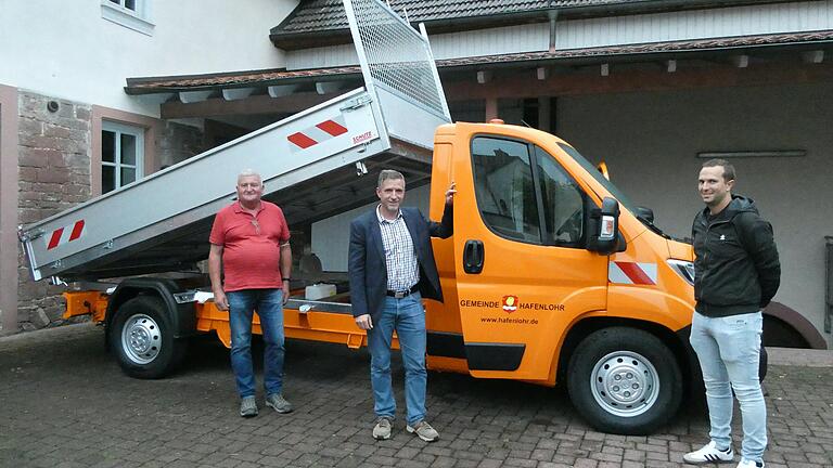 Die Gemeinde hat seit Montag ein neues Fahrzeug. Toni Weis, Bürgermeister Thorsten Schwab und Volker Albert (von links) freuen sich darüber. Die Gemeinde hat seit Montag ein neues Fahrzeug. Toni Weis, Bürgermeister Thorsten Schwab und Volker Albert (von links) freuen sich darüber.