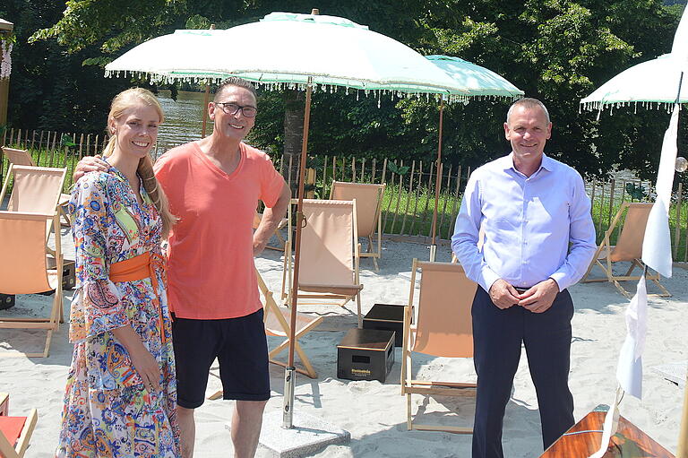 Andrea Müller-Leßmann (von links) und Rainer Müller betrieben im Sommer 2021 einen Stadtstrand in Marktheidenfeld. Bürgermeister Thomas Stamm war einer der ersten Gäste.