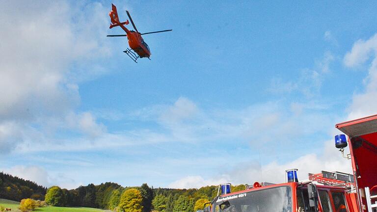 Mit dem Rettungshubschrauber wurden die Schwerstverletzten in die Kliniken geflogen. Mit dem Rettungshubschrauber wurden die Schwerstverletzten in die Kliniken geflogen.