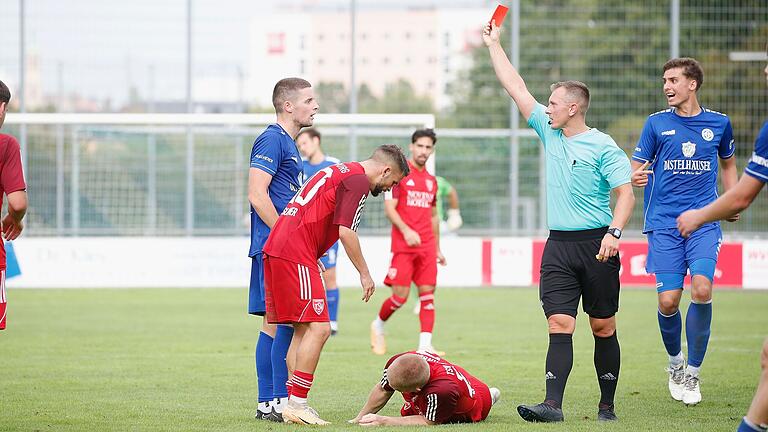 Die Rotsperre, die sich Dennie Michel (links) vom FV 04 Würzburger nach seinem Platzverweis durch Schiedsrichter Maximilian Dadder (Zweiter von&nbsp; rechts) am 19. August im Spiel gegen den TSV Kornburg eingehandelt hatte, hat der Kapitän nun abgesessen.