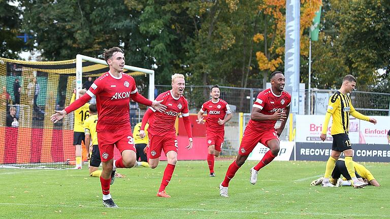 Torschütze Pascal Moll und seine Teamollegen (von links) Luke Hemmerich, Peter Kurzweg, Saliou Sane bejubeln den Siegtreffer in der Nachspielzeit.&nbsp;