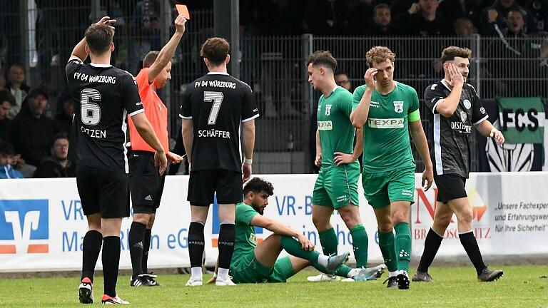 Würzburgs Lukas Illig (rechts) sieht nach einem Foul die Gelb-Rote Karte. Ausgerechnet Illig, der von 2017 bis 2022 selbst beim TSV Großbardorf spielte, dort Kapitän und Führungsspiel war.