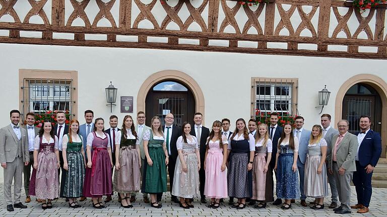 Sie werden im Juli zum 375.Friedensfest aktiv (von links): Bürgermeister Manuel Kneuer, Planhüpfer Alexander Lutz, Theresa Bielefeld mit Matthias Häner, Sophie Lauerbach mit Michael Karl, Julia Niklaus mit Jonas Seifert, Amy-Sue Schmitt mit Raffael Brückner, Amelie Stadler mit Jan Müller, Theresa Braun mit Timo Erhard, Nele Gutjahr mit Philipp Bertling, Lea-Marie Gröger mit Marcel Hartmann, Emma Pfister mit Daniel Lutz, Jule Fiedler mit Erik Tuncer, Lea St. Onge mit Noel Wagner, Hans Jürgen Schwartling (Vorsitzender des Plantanzvereins) und Planschenk Jens Müller.